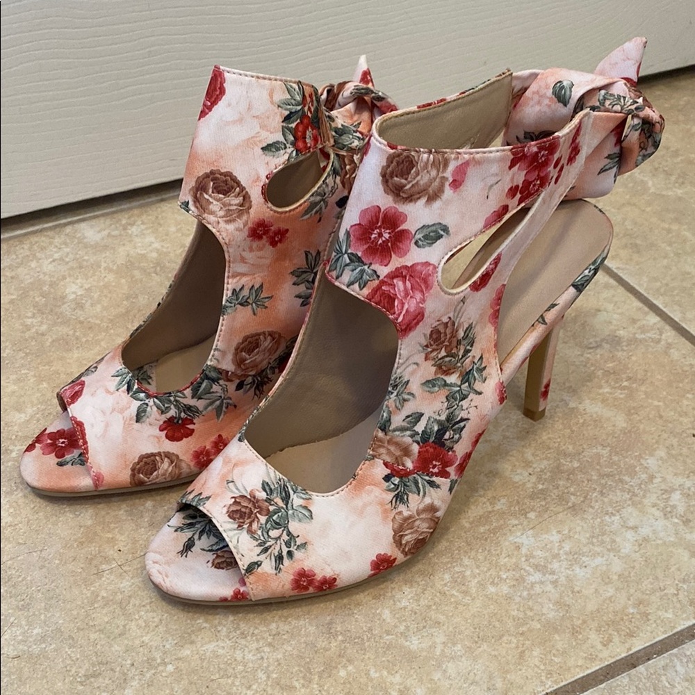NWOT Women’s Floral Peep-Toe Heels SZ: 9
